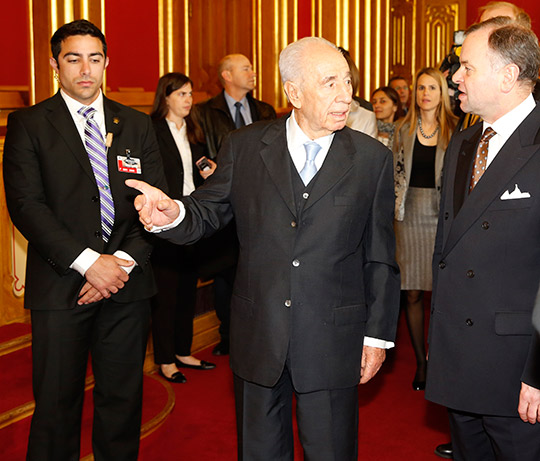 Shimon Peres fikk blant annet se stortingssalen under besøket. Foto: Stortinget/Terje Heiestad. 