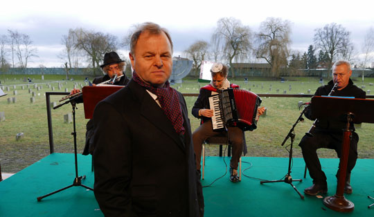 The President of the Storting in front of the Zalud Trio, who opened the memorial ceremony in the former concentration camp Theresienstadt. Photo: Storting. 