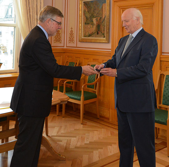 Bjørn von Sydow overrakte medaljen til Thorvald Stoltenberg. Foto: Stortinget.