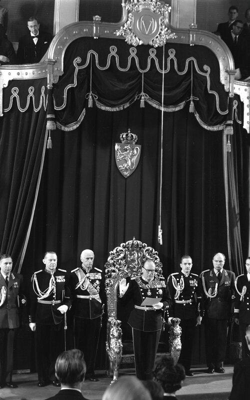 Kong Olav V avla eden ved den høytidelige åpningen av Stortinget 20. januar 1958. Stortingssalen var under ombygging og utvidelse, og seremonien ble derfor holdt i lagtingssalen.