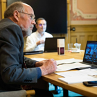 Leder av Stortingets EFTA-parlamentarikerdelegasjon Svein Roald Hansen i digitalt møte med ministrene 8. juni.  Foto: Stortinget