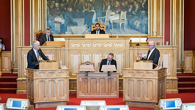 Replikkordskifte mellom Nils T. Bjørke (Sp) og Lars Haltbrekken (SV) under debatt om grunnlovsendringer. Foto: Stortinget