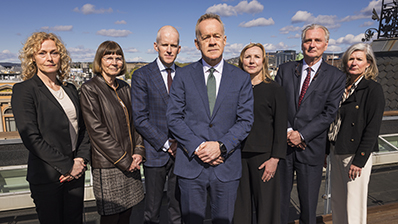 Granskningskommisjonen. Fra venstre: Sunniva Engh, Toril Johansson, Hugo Munthe Kaas, leder Amund Djuve, nestleder Kjersti Buun Nygaard, Axel Wernhoff og Pia Therese Jansen. Foto: Stortinget.