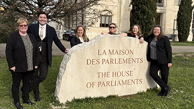 Delegasjonsleder Silje Hjemdal (til høyre) overrekker et lite stykke Norge til assisterende høykommissær Kelly Clements og direktør for Europakontoret Philippe Leclerk. Foto: Stortinget.