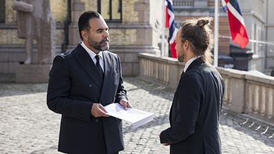 Hoffsjef Olav Heian-Engdal overleverer H.K.H. Kronprinsesse Ingrid Alexandras ed til stortingspresident Masud Gharahkhani. Foto: Stortinget/Peter Mydske.