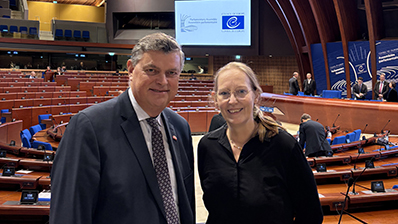 Den danske delegasjonslederen Mogens Jensen og den norske delegasjonslederen Lise Selnes. Foto: Stortinget.