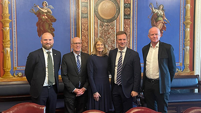 Senatorene Lisa Murkowski (R) fra Alaska og Peter Welch (D) fra Vermont understreket hvor viktig samarbeid med Norge er overfor (f.v.) Willfred Nordlund (Sp), og delegasjonsleder Lars Haltbrekken (SV). Foto: Stortinget