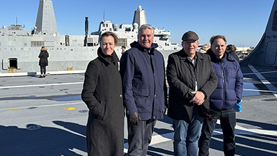 Representanter fra Stortingets parlamentarikerkomite foran et krigsskip på NATOs base i Norfolk. Fra v. Anette Trettebergstuen, Trond Helleland, Sverre Myrli og Tellef Inge Mørland. Foto: Stortinget