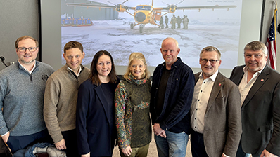 Fra venstre: Erlend Svardal Bøe, Sigurd Kvammen Rafaelsen, Monica Nielsen, Lisa Murkowski, Lars Haltbrekken, Dagfinn Olsen og Bengt Rune Strifeldt. Foto: Stortinget.