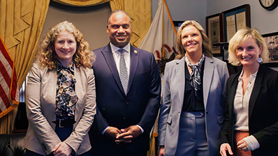 F.v.: Tuva Moflag (A), senator Jonathan Jackson (D) fra Illinois, Sylvi Listhaug (FrP) og Marthe Hammer (SV) møttes i kongressen i Washington D.C. Foto: Stortinget.