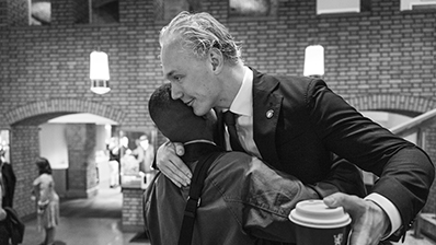 Simen Velle (Progress Party) meets Hashim Abdi (Labour Party) in the Storting’s Staircase Hall on 1st October 2025. Photo: Storting