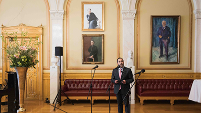 President of the Storting Masud Gharahkhani speaking at the event in the Eidsvoll Gallery on 6 March. Photo: Storting