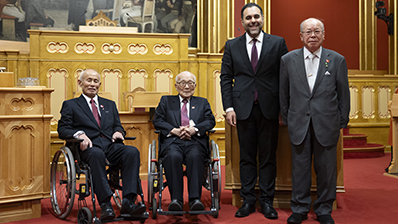 Representanter for organisasjonen Nihon Hidankyo, mottakeren av Nobels fredspris 2024, i stortingssalen. Fra venstre Shigemitsu Tanaka, Terumi Tanaka, stortingspresident Masud Gharahkhani og Toshiyuki Mimaki. Foto: Morten Brakestad/Stortinget.