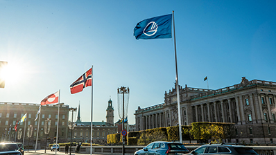 Riksdagen i Stockholm med nordiske flagg. Foto: Magnus Fröderberg/norden.org.
