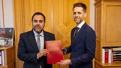 Stortingspresident Masud Gharahkhani og utvalgsleder Nikolai Henrik Wold Hegertun. Foto: Stortinget.