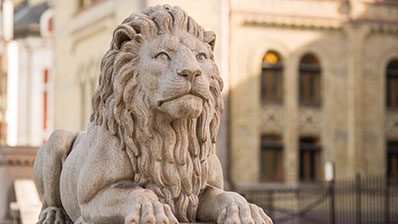 One of the two lion staues in front of the Storting building. Photo; Stortinget.