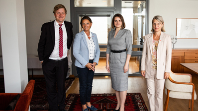 Tikhanovskaja ble tatt imot av Ingjerd Schou (H), leder av Stortingets delegasjon til Europarådets parlamentarikerforsamling (PACE), samt Åsmund Aukrust (A) og Nina Sandberg (A) fra Stortingets delegasjoner til henholdsvis OSSEs parlamentarikerforsamling og Nordisk Råd. Foto: Stortinget.