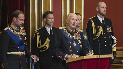 H.M. Kong Harald holder trontalen under den høytidelige åpningen av det 170. storting. Foto: Stortinget.