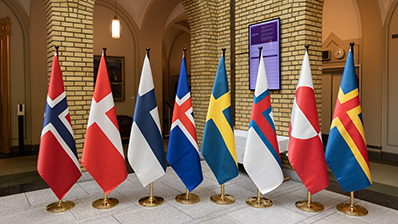 De nordiske flaggene i vandrehallen på Stortinget. Foto: Stortinget.