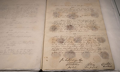 Grunnloven av 17. mai 1814. Den siste tekstsiden inneholder blant annet § 110 som gjelder grunnlovsendringer. Foto: Stortinget.