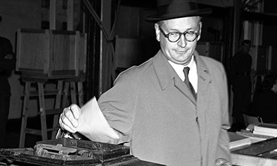 Tidligere utenriksminister Halvard Lange stemmer ved stortingsvalget i 1949. Foto: NTB scanpix.