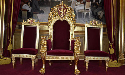 Tronstolen med dronningstol og prinsestol.