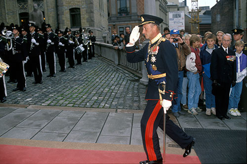 I 1990 var Hans Majestet Kong Olav sykmeldt, og den gang foresto Hans Kongelig Høyhet Kronprins Harald den høytidelige åpningen av Stortinget for første gang. Foto: Tor Richardsen / NTB.
