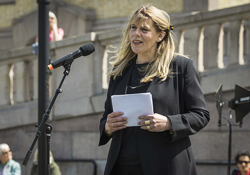 Billedhugger Christine Aspelund taler på Eidsvolls plass.