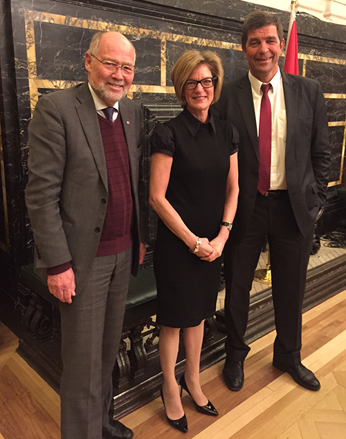 Statssekretær («Parliamentary Secretary») Pamela Goldsmith-Jones, med Svein Roald Hansen og Gunnar Gundersen, i Canada. Foto: Stortinget.