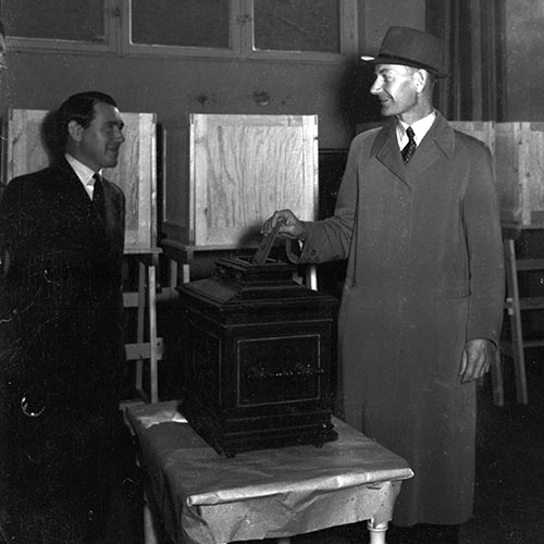 Einar Gerhardsen stemmer ved valget 8. oktober 1945. Arbeiderpartiet fikk rent flertall for første gang. Foto: NTB