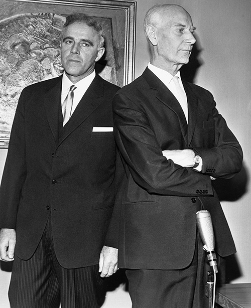Påtroppende statsminister Per Borten (Sp) og avtroppende statsminister Einar Gerhardsen (A) på Statsministerens kontor 13. oktober 1965. Foto: NTB scanpix.