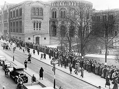 Kø utenfor Stortinget for å høre utenriksminister Halvdan Kohts redegjørelse 8. april 1940. Foto: Stortinget.