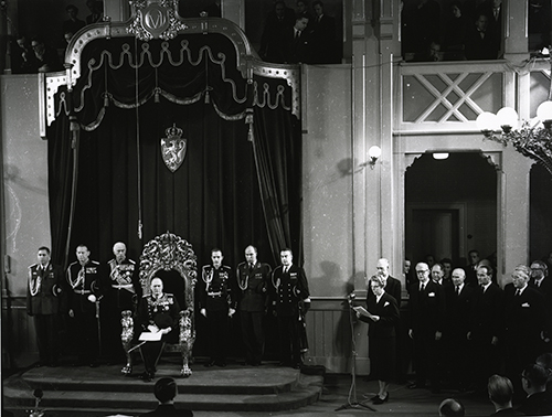 Gonagas Olav dagai váli Stuorradikki allamenolaš rahpamis ođđajagemánu 20. beaivvi 1958:s. Stuorradiggesále lei dalle ođđahuksema ja viiddideami vuolde, ja seremoniija dollojuvvui danin láhkadiggesáles