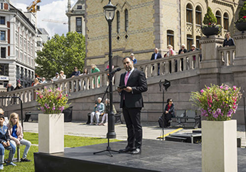 Stortingspresident Masud Gharahkhani på Eidsvolls plass.