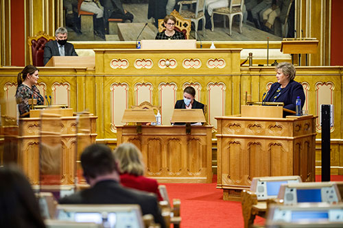  Cecilie Myrseth (A) stiller spørsmål til statsminister Erna Solberg (H) under spørretimen 20. januar 2021. Foto: Stortinget.