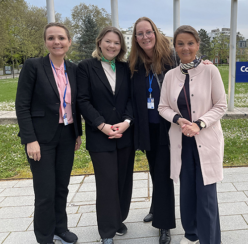 Linda Hofstad Helleland (H), Lisa Marie Ness Klungland (Sp), Lise Selnes (A) og delegasjonsleder Ingjerd Schou (H) foran Europarådet.