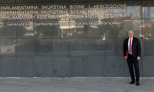 Jone Blikra foran parlamentet i Bosnia.