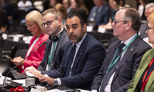 Masud Gharahkhani sitter ved et panel sammen med andre parlamentspresidenter i EU.