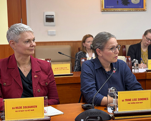 Trine Lise Sundnes i møte med Vietnams komite for strategi og politikk.