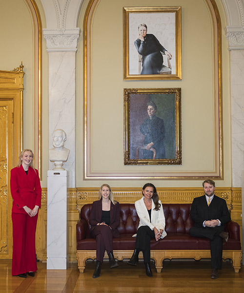 Stortingsrepresentantene Solveig Vik (A), Kristine Løfshus Solli (A), Jorunn Gleditsch Lossius (KrF) og Haagen Poppe (H) – for anledningen samlet foran portrettene av to av de første kvinnene på Stortinget, Anna Rogstad og Karen Platou.