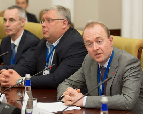 Eirik Sivertsen (t.h.), Michael Slipenchuk, medlem av Statsdumaen og Vladimir Barbin, Russlands arktiske ambassadør. 