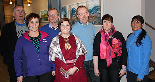 Fra venstre: Jan-Henrik Fredriksen (FrP), Margunn Ebbesen (H), Sigmund Steinnes (A), sametingspresident Aili Keskitalo, Eirik Sivertsen (A), Janne Sjelmo Nordås (Sp) og Regina Alexandrova (H).