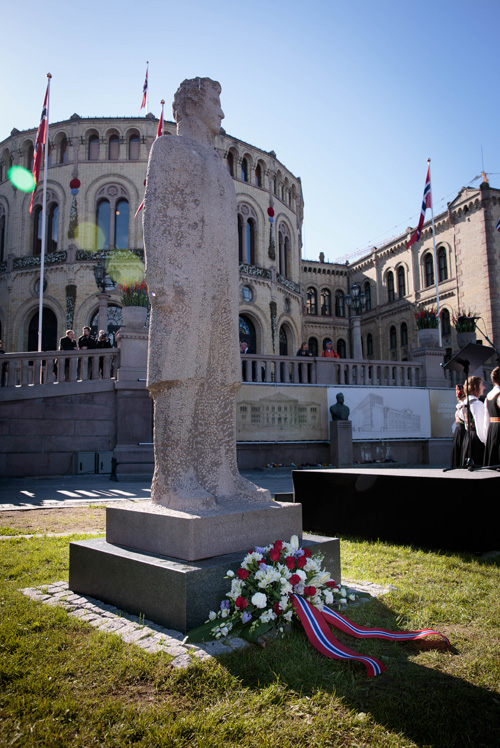 During the ceremony at Eidsvoll Square, the Storting President laid flowers at the statue of Christian Frederik. Photo: Storting.