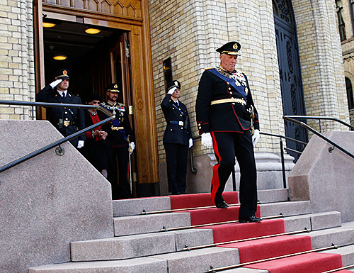 H.M. Kong Harald forlater Stortinget etter den høytidelige åpningen i 2014. Foto: Stortinget/Sverre Chr. Jarild.