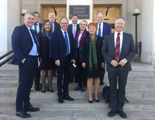 The Standing Committee on Foreign Affairs and Defence at the entrance to the US Department of Defence, the Pentagon. Norway’s ambassador to the United States, Kåre Aas, also attended the meetings. Photo: Storting. 