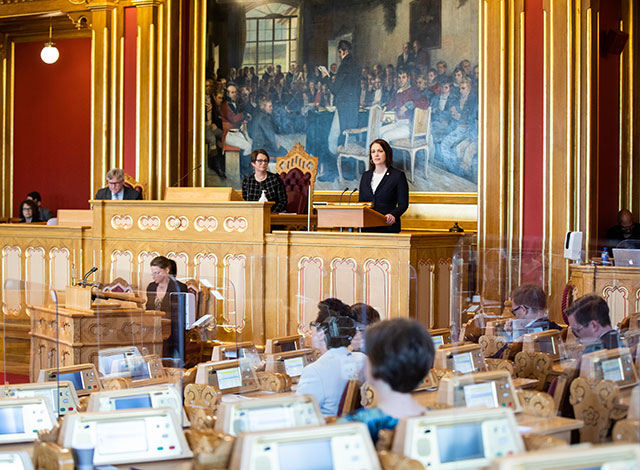 Åshild Bruun-Gundersen (FrP), saksordfører behandlingen av endringer i bioteknologiloven, på talerstolen i stortingssalen 26. mai 2020. Foto: Stortinget.