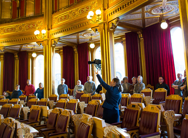 A guided tour in the Plenary Hall of the Storting. Photo: Storting.
