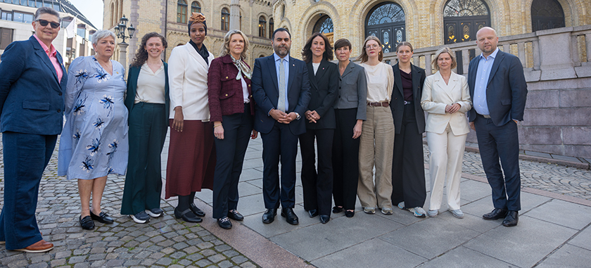 Fra venstre: Generalsekretær Gro Lindstad og leder Merete Stamneshagen i Den Nasjonale Støttegruppen etter 22. juli, Ingrid Liland (MDG), Marian Hussein (SV), Sylvi Listhaug (FrP), stortingspresident Masud Gharahkhani, Tonje Brenna (A), Ine Eriksen Søreide (H), Marie Sneve Martinussen (R), Ida Lindtveit Røse (KrF), Guri Melby (V) og Trygve Slagsvold Vedum (Sp).