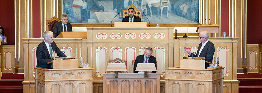 Nils T. Bjørke (Sp) og Lars Haltbrekken (SV) debatterer på Stortingets talerstol.