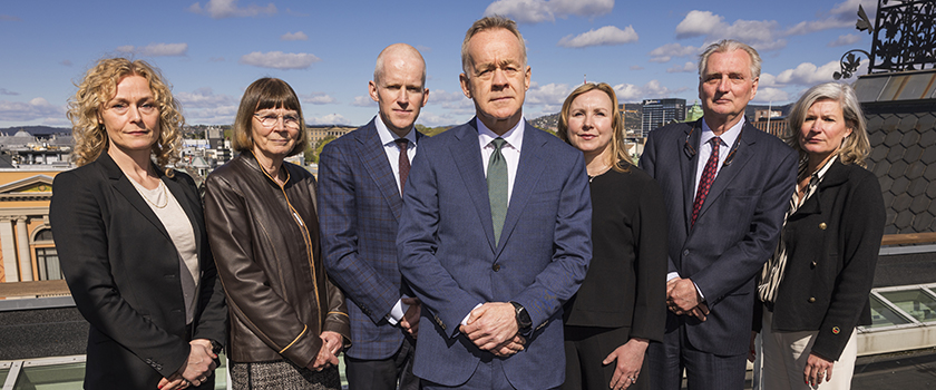 Granskingskommisjonen. Fra venstre: Sunniva Engh, Toril Johansson, Hugo Munthe Kaas, leder Amund Djuve, nestleder Kjersti Buun Nygaard, Axel Wernhoff og Pia Therese Jansen.